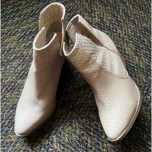 Women’s Bootie size 8.5 beige